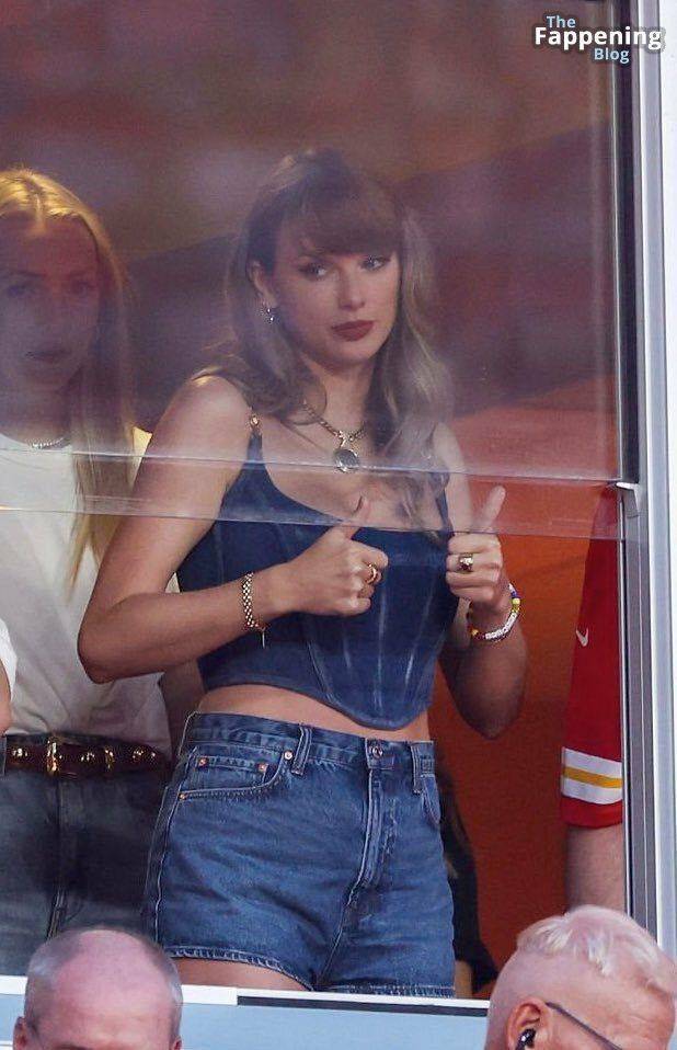 Taylor Swift Looks Stunning in Denim Shorts and Thigh-High Boots at Arrowhead Stadium (19 Photos) - #18