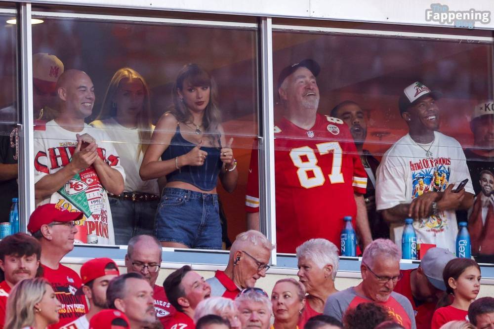 Taylor Swift Looks Stunning in Denim Shorts and Thigh-High Boots at Arrowhead Stadium (19 Photos) - #3