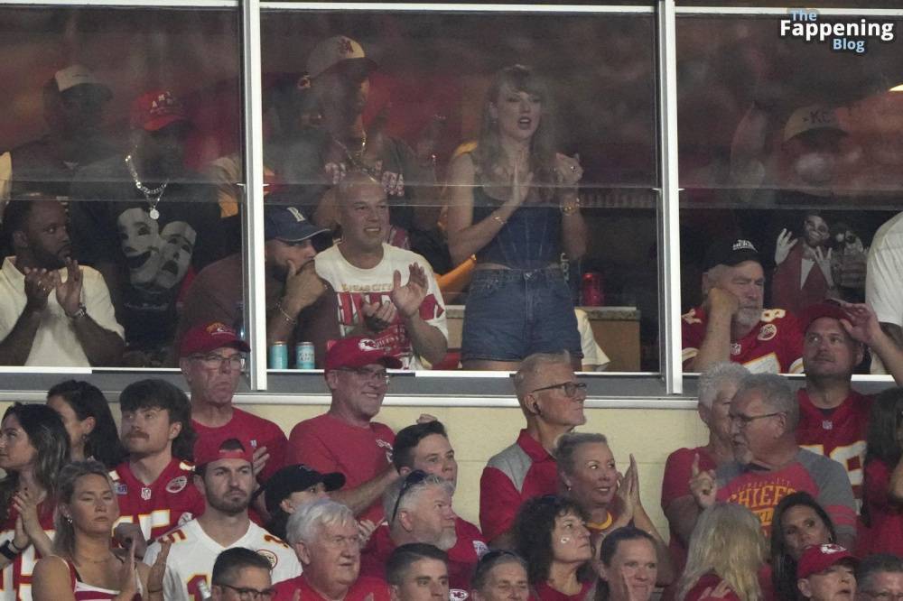 Taylor Swift Looks Stunning in Denim Shorts and Thigh-High Boots at Arrowhead Stadium (19 Photos) - #15