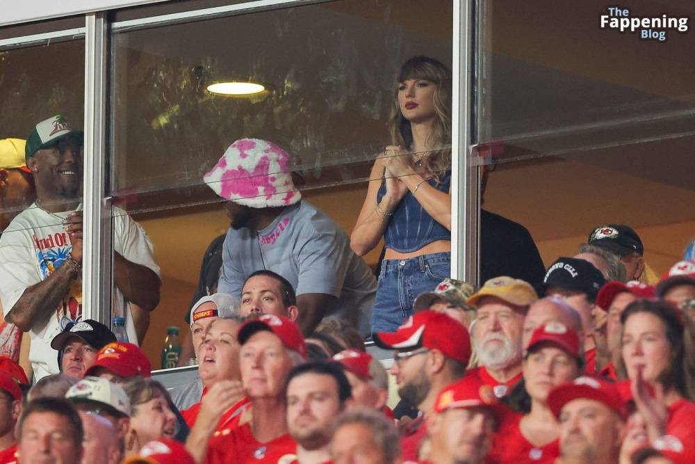 Taylor Swift Looks Stunning in Denim Shorts and Thigh-High Boots at Arrowhead Stadium (19 Photos) - #12