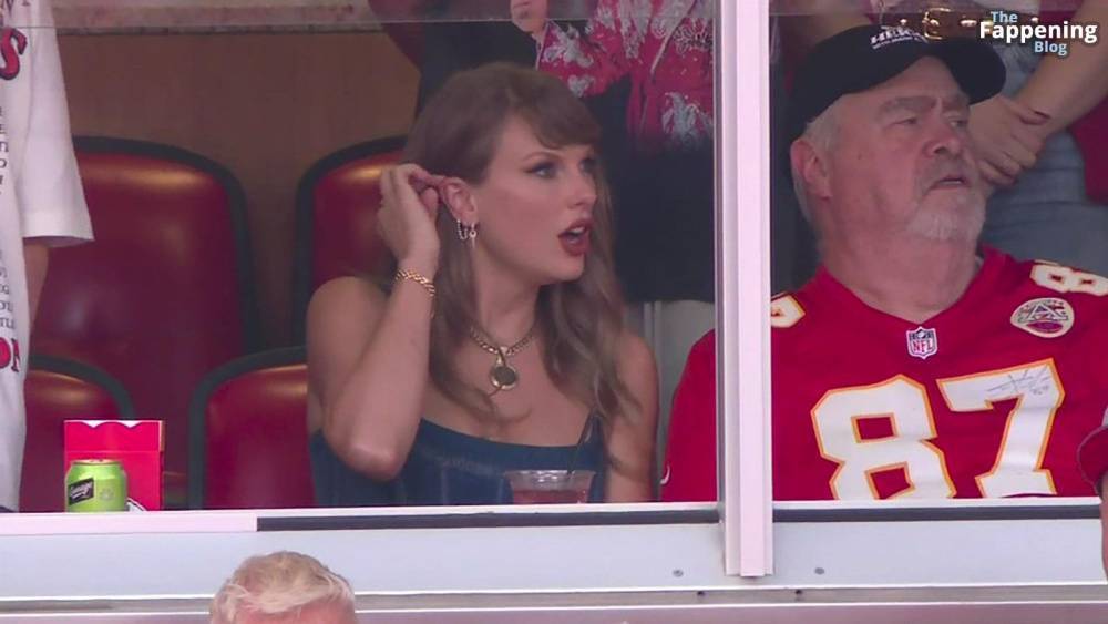 Taylor Swift Looks Stunning in Denim Shorts and Thigh-High Boots at Arrowhead Stadium (19 Photos) - #5