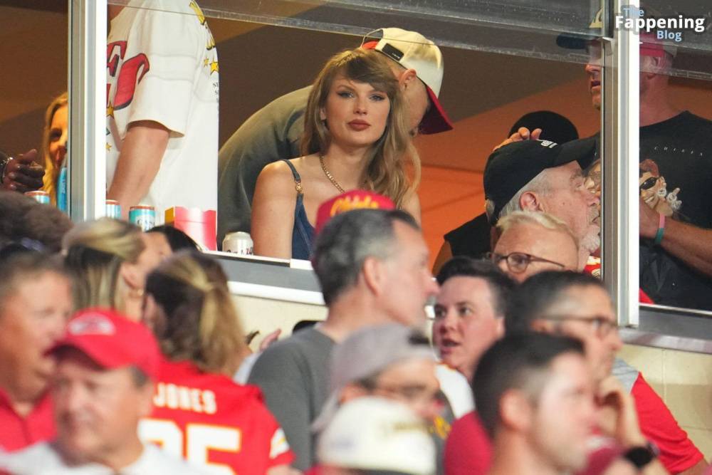 Taylor Swift Looks Stunning in Denim Shorts and Thigh-High Boots at Arrowhead Stadium (19 Photos) - #7