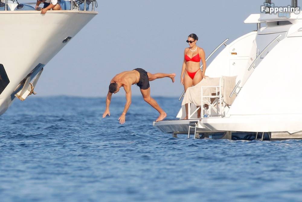 Georgina Rodriguez & Cristiano Ronaldo Enjoy Luxurious Yacht Day in the South of France (125 Photos) - #28