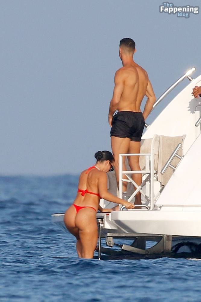 Georgina Rodriguez & Cristiano Ronaldo Enjoy Luxurious Yacht Day in the South of France (125 Photos) - #15