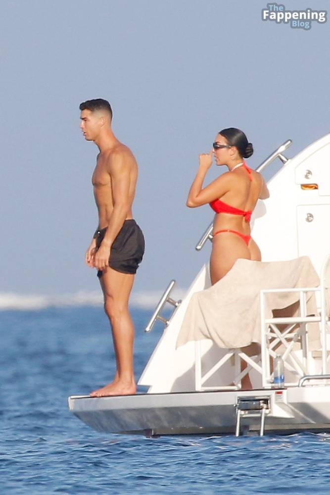 Georgina Rodriguez & Cristiano Ronaldo Enjoy Luxurious Yacht Day in the South of France (125 Photos) - #26