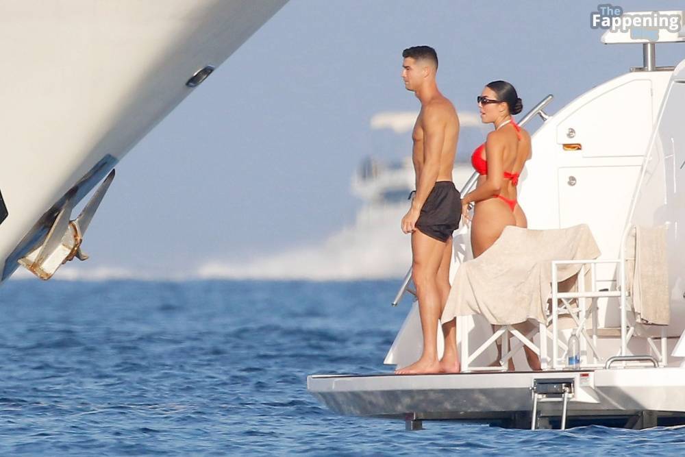 Georgina Rodriguez & Cristiano Ronaldo Enjoy Luxurious Yacht Day in the South of France (125 Photos) - #25