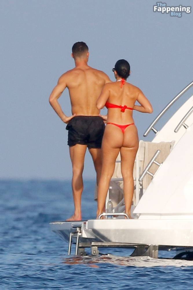 Georgina Rodriguez & Cristiano Ronaldo Enjoy Luxurious Yacht Day in the South of France (125 Photos) - #16