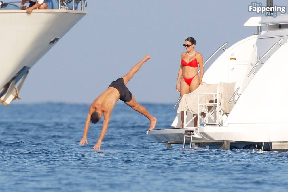 Georgina Rodriguez & Cristiano Ronaldo Enjoy Luxurious Yacht Day in the South of France (125 Photos) - #29