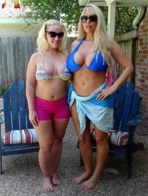 Blonde chicks Karen Fisher and Dee Siren loose their big tits from bikini tops | Photo: 28273