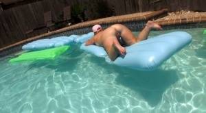 Fat amateur Dee Siren masturbates on an air mattress in a swimming pool | Photo: 91981