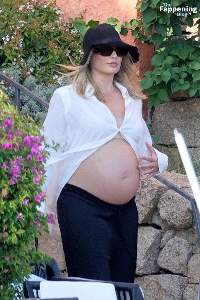 Pregnant Margot Robbie Looks Radiant While Pictured With Her Husband in Sardinia (130 Photos) - #main