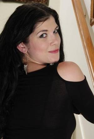 Fascinating milf with gorgeous titties Veronica Stewart enjoys posing on realgirlsweb.com