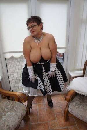 Mature plumper Warm Sweet Honey proudly displays her huge breasts on realgirlsweb.com