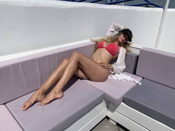 Stella Cardo & her sexy legs on realgirlsweb.com