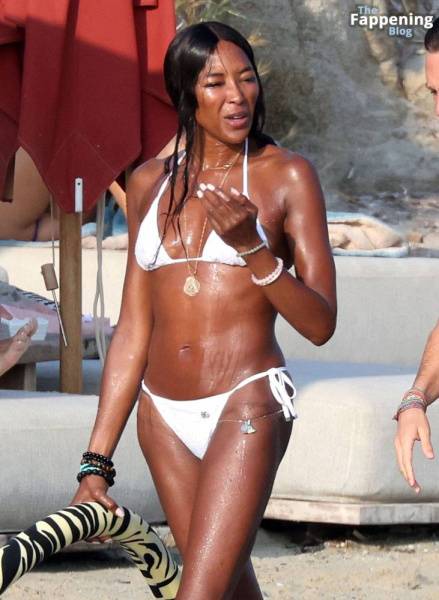 Naomi Campbell Shows Off Her Sexy Figure During Her Holiday with DJ Rampa on the Beaches of Mykonos (123 Photos) - Britain - Germany on realgirlsweb.com