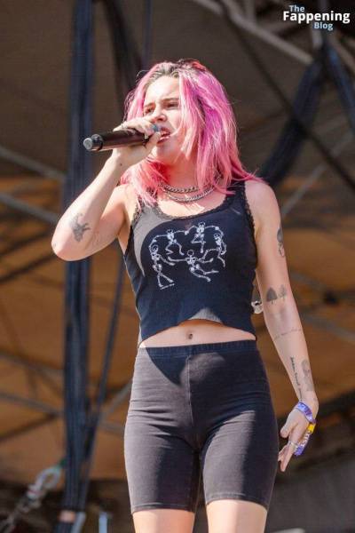 Bea Miller Shows Off Her Cameltoe on Stage (17 Photos) - Usa on realgirlsweb.com