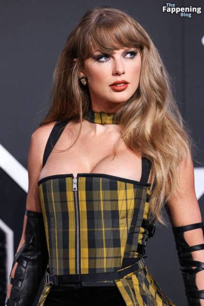 Taylor Swift Displays Nice Cleavage at the MTV VMAs (170 Photos) on realgirlsweb.com