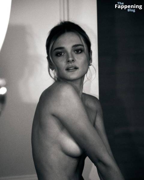 Charlotte Lawrence Topless (4 Photos) on realgirlsweb.com